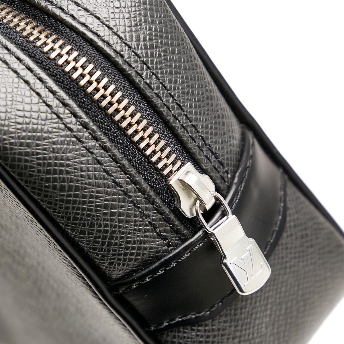 Louis Vuitton Taiga Kaluga Clutch Bag (SHG-26940)