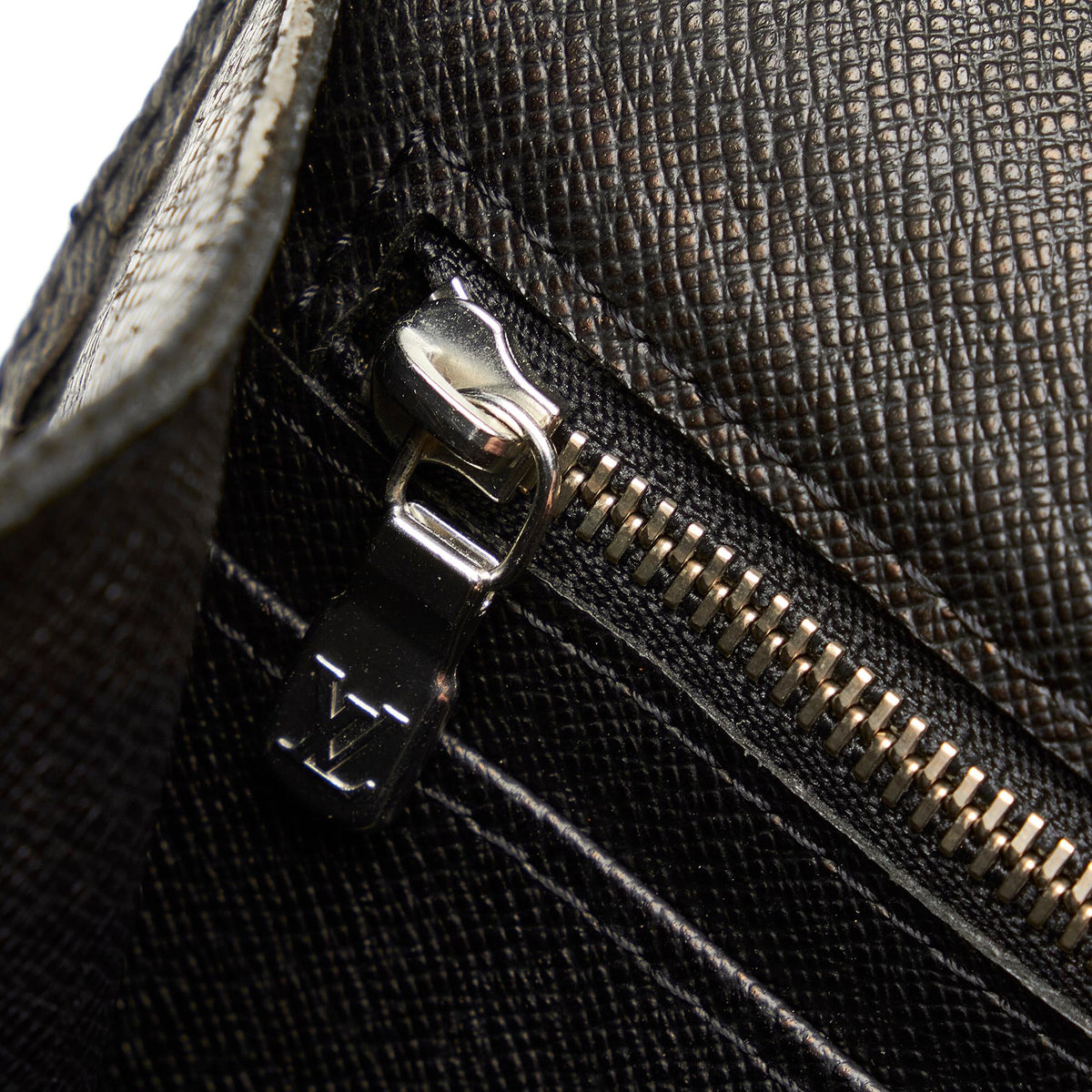 Louis Vuitton Taiga Selenga (SHG-26618)