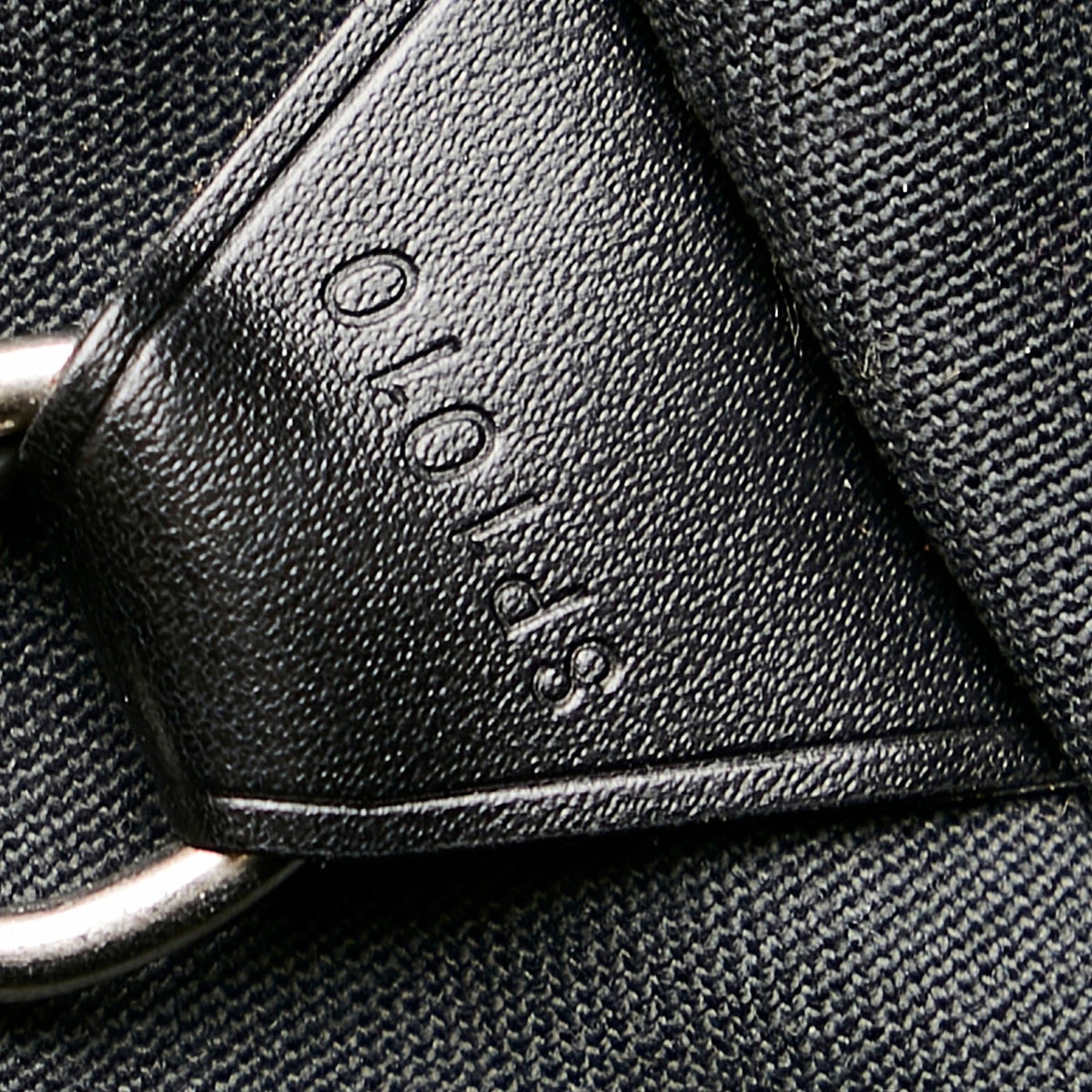Louis Vuitton Taiga Yaranga (SHG-25474)